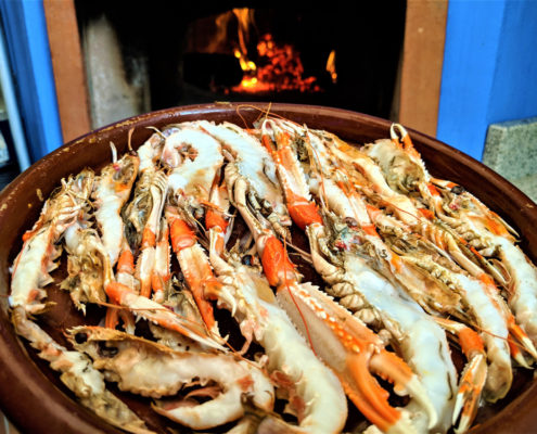 Uns escamarlans acabats de coure al forn de llenya d'alsina del Restaurant Ibèric d'Ullastret