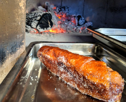 Xuixo coent-se al forn de llenya del Restaurant Ibèric d'Ullastret.