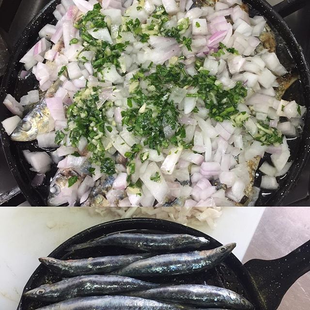 Avui tenim sardines cubertes de ceba a la paella!!!#restaurantiberic #ullastret #costabrava #sardinas