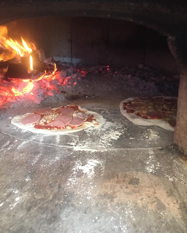 Som-hi pizzes al forn de llenya!!#ullastret#emporda